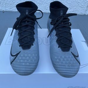 custom Nike soccer cleats size m 6.5 and w 8